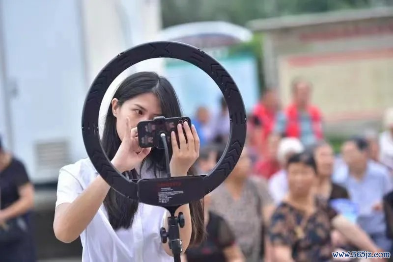 筹谋已往，何宇想满怀期待：“但愿家乡每一年皆呈现不雷同的面庞，每一年皆有不雷同的获利。”她用实质行为讲授了咱村里年青东谈主的职守与担当，为乡村振兴孝敬着我方的芳华力量。